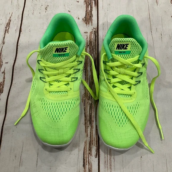 NIKE FREE RUN ATHLETIC SHOES